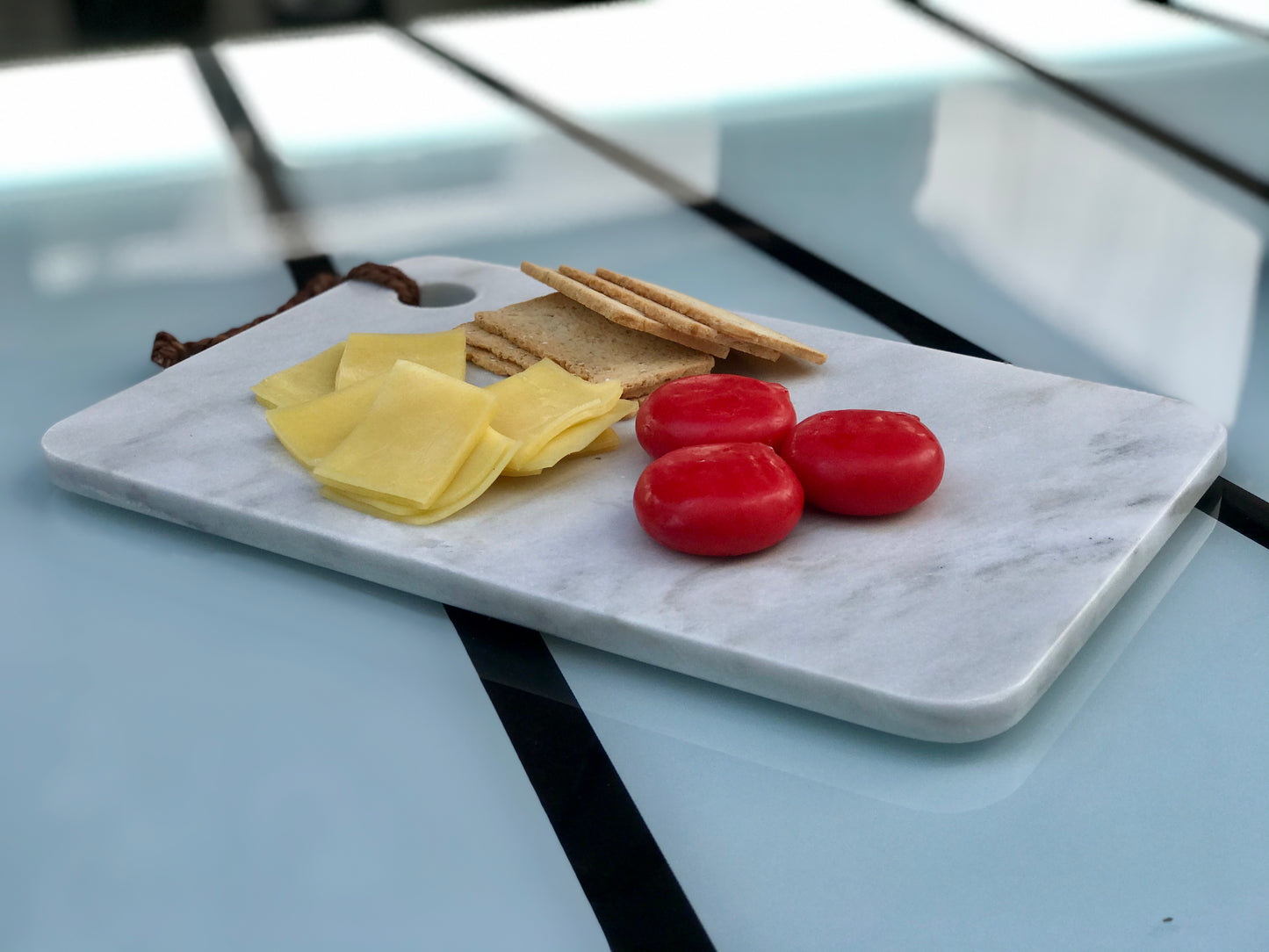 Tabla multi usos de 30 cm x 20 cm x 1 cm para quesos, carnes frías, para servir y desayunar de Mármol natural
