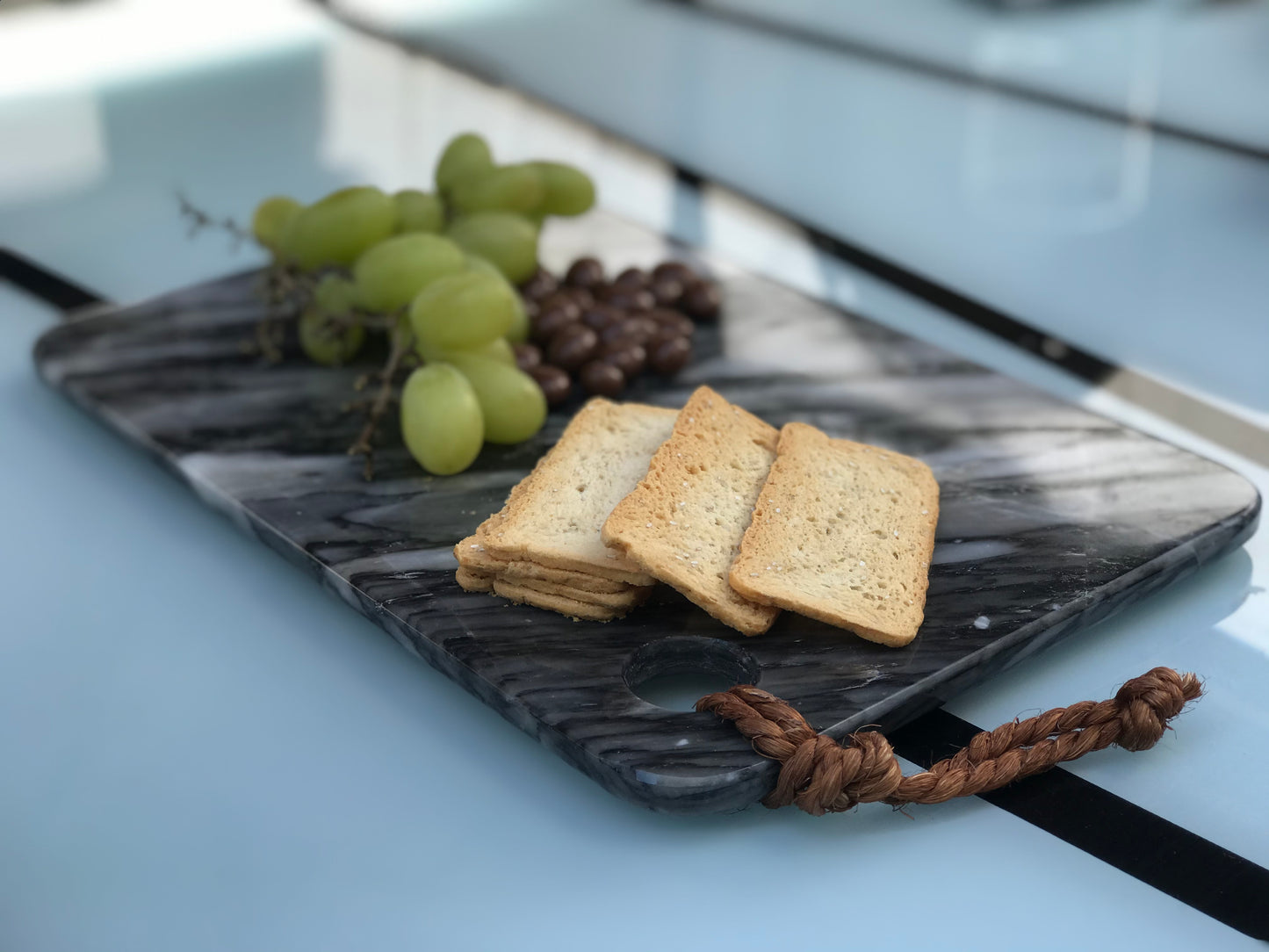 Tabla multi usos de 30 cm x 20 cm x 1 cm para quesos, carnes frías, para servir y desayunar de Mármol natural